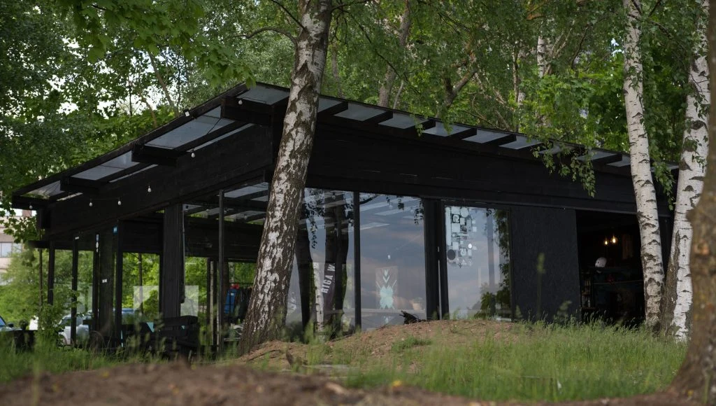 Stiklota veikborda māja starp bērziem